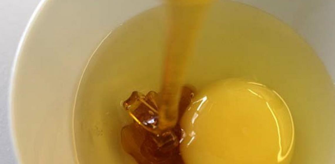 Kako si umiti lase z jajcem: pravilno umijte lase brez šampona